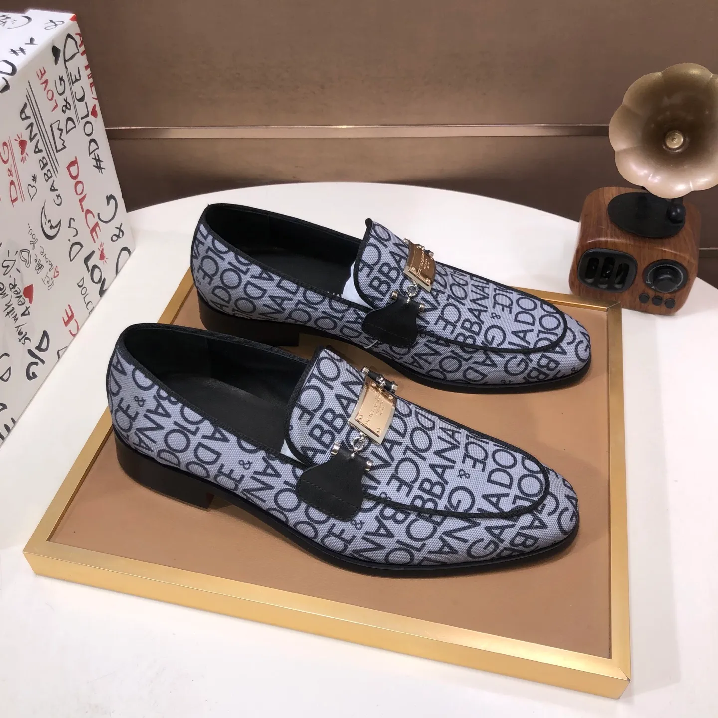 Ex-factory price 500💰DG top quality🔍🔍men's new leather shoes🚹Sold simultaneously at counters⚠Shoe uppers are imported cowhide from Italy, fully imported cowhide lining, imported accessories💪💪, completely 1⃣️ to 1⃣️replica🇮🇹 💪💪, ⚠Sole: The original sole is specially provided by the original factory, the exclusive movable molded sole is super comfortable, ⚠The original factory follows the order, 🔍🔍high quality, you can enter and exit the counter at will, welcome to compare ⚠Number of sizes: 38-44 (45 customized)